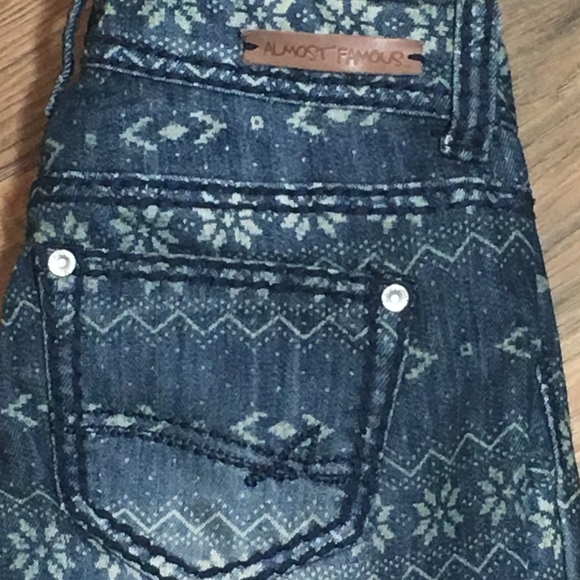 Almost Famous Skinny Patterned Jeans Size 0 - Picture 2 of 7